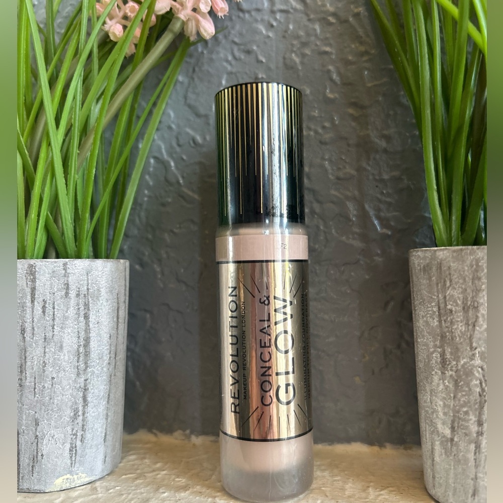 Makeup Revolution London Conceal & Glow Foundation - Cream F2